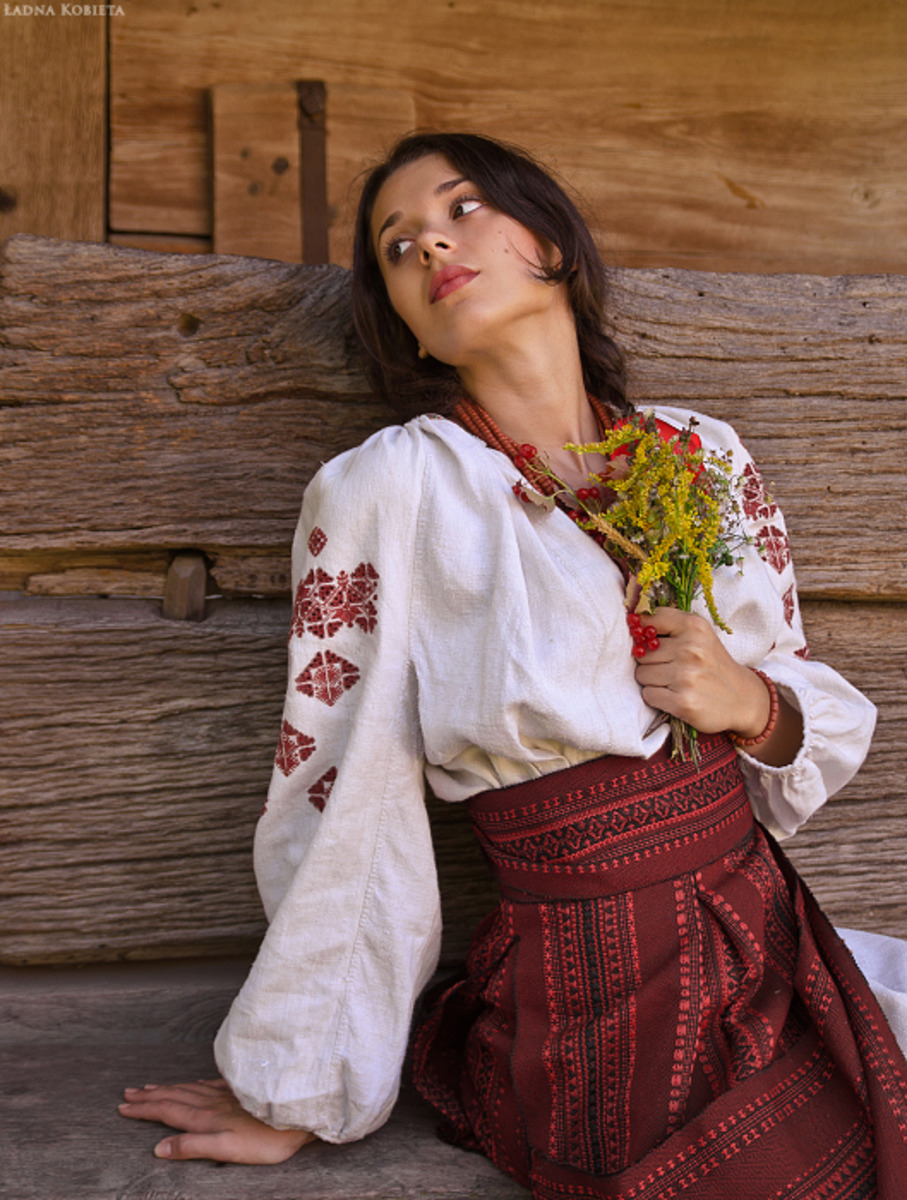 Girls in Slavic costumes in Rawalpindi