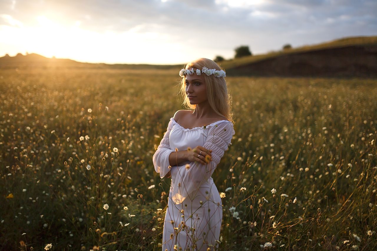Girls in Slavic costumes in Rawalpindi